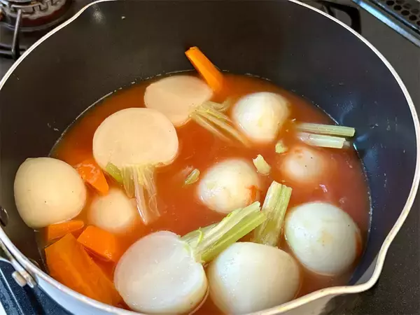 「【昭和初期のレトロシチュー再現】え、お肉入れないの!?ケチャップ×バターでカブを煮込むハイカラ洋食風♪」の画像