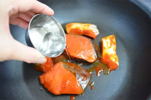 「【ヤンニョムチキン風の鮭!?】下味つけて冷凍するの♪カチコチのまま焼ける「パッとジュッと」使ってみた！」の画像