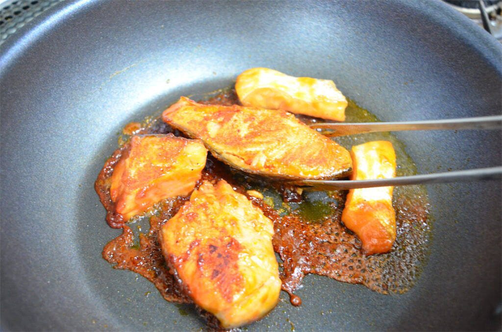 【ヤンニョムチキン風の鮭!?】下味つけて冷凍するの♪カチコチのまま焼ける「パッとジュッと」使ってみた！