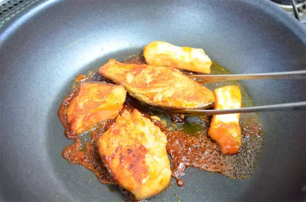 「【ヤンニョムチキン風の鮭!?】下味つけて冷凍するの♪カチコチのまま焼ける「パッとジュッと」使ってみた！」の画像