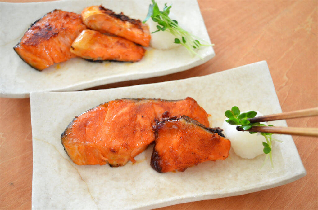 【ヤンニョムチキン風の鮭!?】下味つけて冷凍するの♪カチコチのまま焼ける「パッとジュッと」使ってみた！