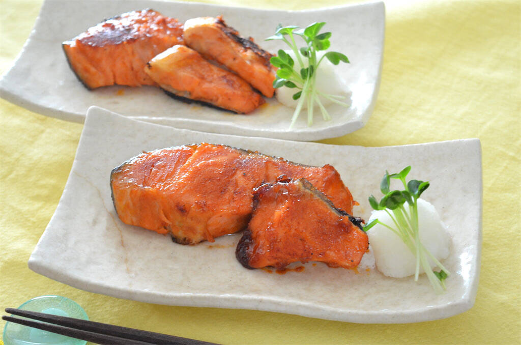 【ヤンニョムチキン風の鮭!?】下味つけて冷凍するの♪カチコチのまま焼ける「パッとジュッと」使ってみた！