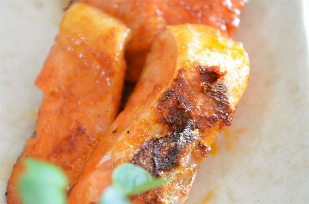 【ヤンニョムチキン風の鮭!?】下味つけて冷凍するの♪カチコチのまま焼ける「パッとジュッと」使ってみた！