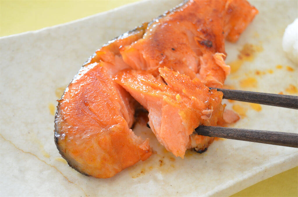 【ヤンニョムチキン風の鮭!?】下味つけて冷凍するの♪カチコチのまま焼ける「パッとジュッと」使ってみた！