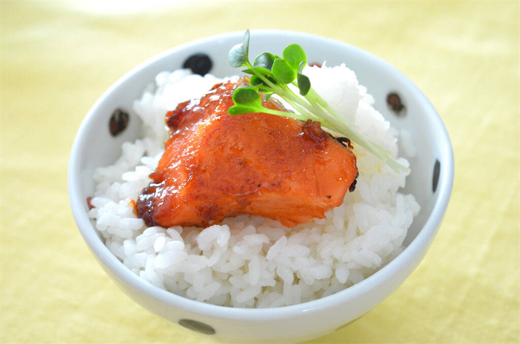 【ヤンニョムチキン風の鮭!?】下味つけて冷凍するの♪カチコチのまま焼ける「パッとジュッと」使ってみた！