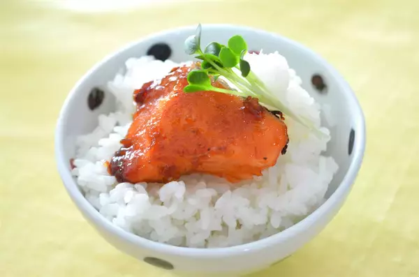 「【ヤンニョムチキン風の鮭!?】下味つけて冷凍するの♪カチコチのまま焼ける「パッとジュッと」使ってみた！」の画像