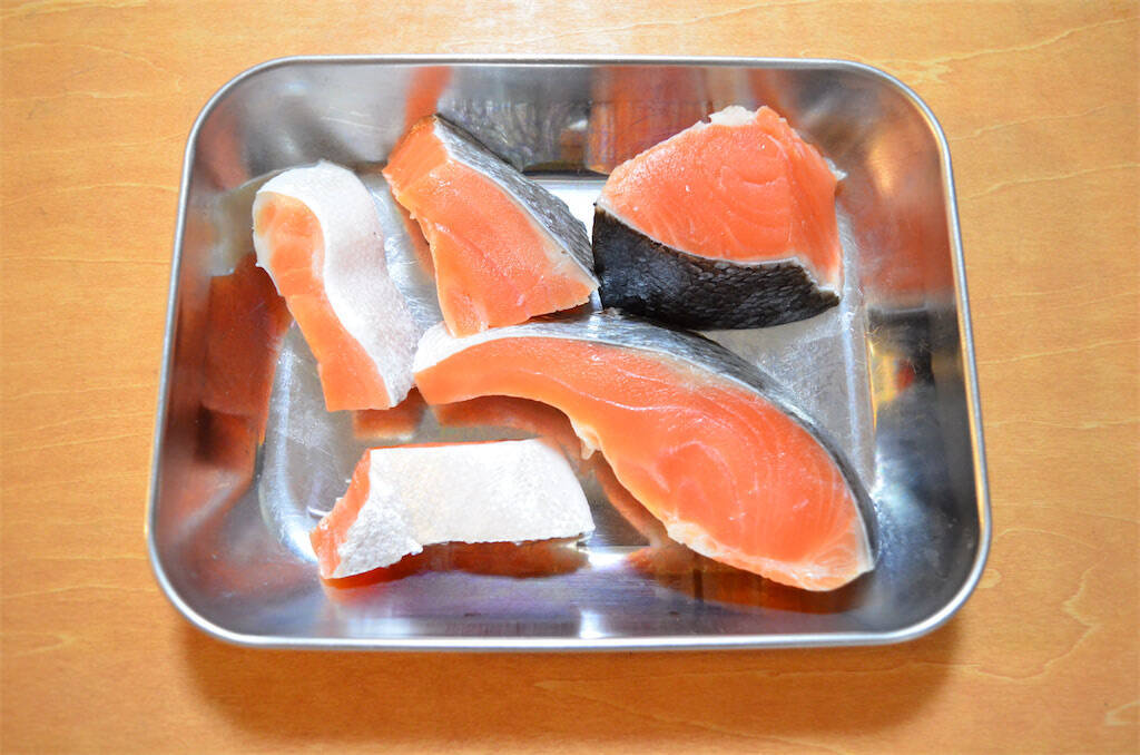 【ヤンニョムチキン風の鮭!?】下味つけて冷凍するの♪カチコチのまま焼ける「パッとジュッと」使ってみた！