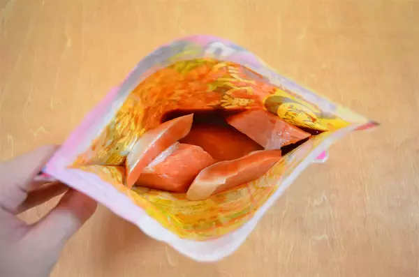 「【ヤンニョムチキン風の鮭!?】下味つけて冷凍するの♪カチコチのまま焼ける「パッとジュッと」使ってみた！」の画像