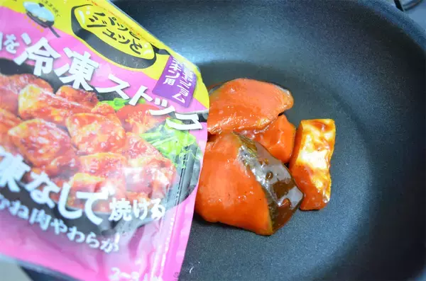 「【ヤンニョムチキン風の鮭!?】下味つけて冷凍するの♪カチコチのまま焼ける「パッとジュッと」使ってみた！」の画像