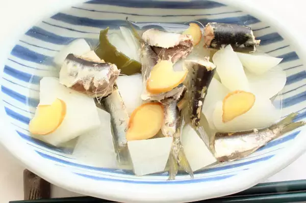 「【初心者向け魚料理】イワシと大根の「塩酢煮」が衝撃の透明感！しょうがの刺激でキリッと風味の煮物に!!」の画像