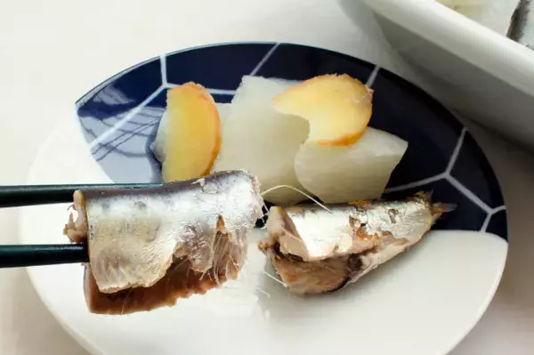 「【初心者向け魚料理】イワシと大根の「塩酢煮」が衝撃の透明感！しょうがの刺激でキリッと風味の煮物に!!」の画像