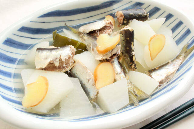 【初心者向け魚料理】イワシと大根の「塩酢煮」が衝撃の透明感！しょうがの刺激でキリッと風味の煮物に!!