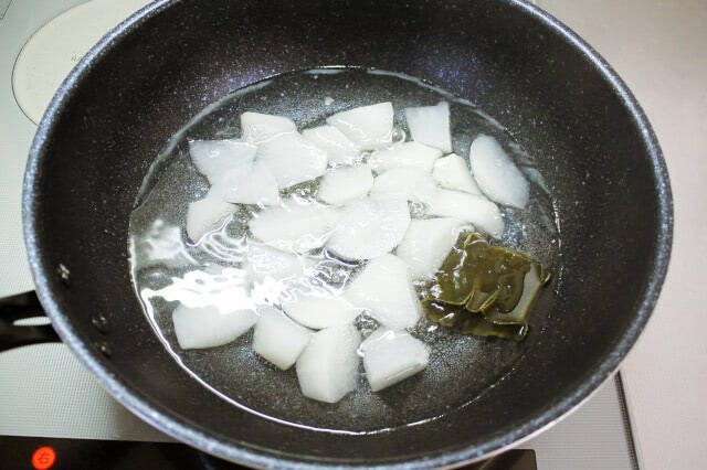 【初心者向け魚料理】イワシと大根の「塩酢煮」が衝撃の透明感！しょうがの刺激でキリッと風味の煮物に!!