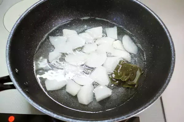 「【初心者向け魚料理】イワシと大根の「塩酢煮」が衝撃の透明感！しょうがの刺激でキリッと風味の煮物に!!」の画像