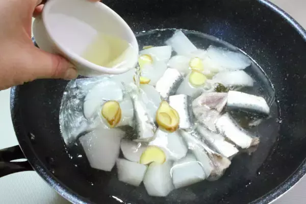 「【初心者向け魚料理】イワシと大根の「塩酢煮」が衝撃の透明感！しょうがの刺激でキリッと風味の煮物に!!」の画像