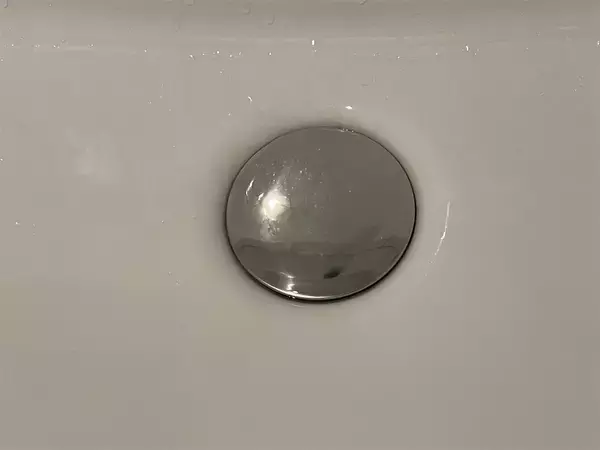 「【掃除の超裏ワザ】塗って流せば…水垢全落ち！SNSで人気沸騰中の「水垢のり」使ってみた♪」の画像