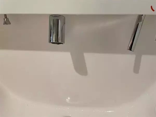 「【掃除の超裏ワザ】塗って流せば…水垢全落ち！SNSで人気沸騰中の「水垢のり」使ってみた♪」の画像