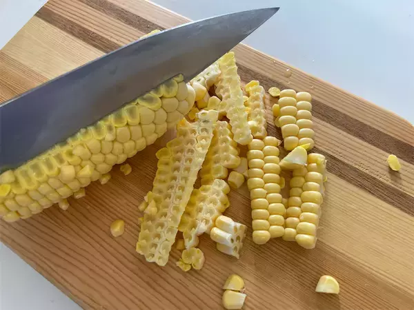 「【農家直伝】とうもろこしは“こってりアレンジ”が悪魔的♡「バターしょうゆコーン」作ってみた！レンチン4分♪」の画像