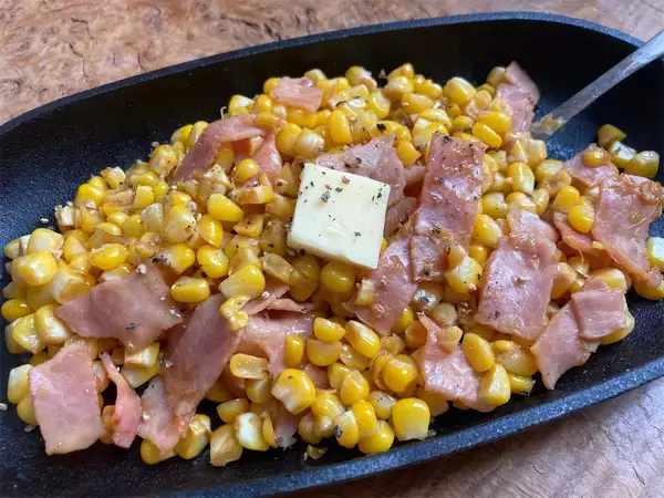 「【農家直伝】とうもろこしは“こってりアレンジ”が悪魔的♡「バターしょうゆコーン」作ってみた！レンチン4分♪」の画像