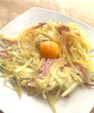 「【海外YouTuber】こんがり焼いた細切りじゃがいもに卵黄をポトリ♡ガレット風「ハムとポテトの黄金焼き」に挑戦」の画像1