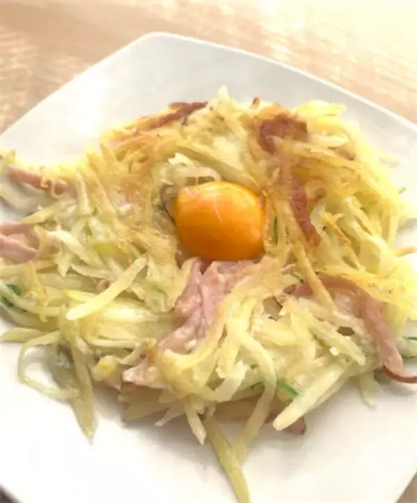 【海外YouTuber】こんがり焼いた細切りじゃがいもに卵黄をポトリ♡ガレット風「ハムとポテトの黄金焼き」に挑戦