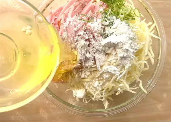 「【海外YouTuber】こんがり焼いた細切りじゃがいもに卵黄をポトリ♡ガレット風「ハムとポテトの黄金焼き」に挑戦」の画像