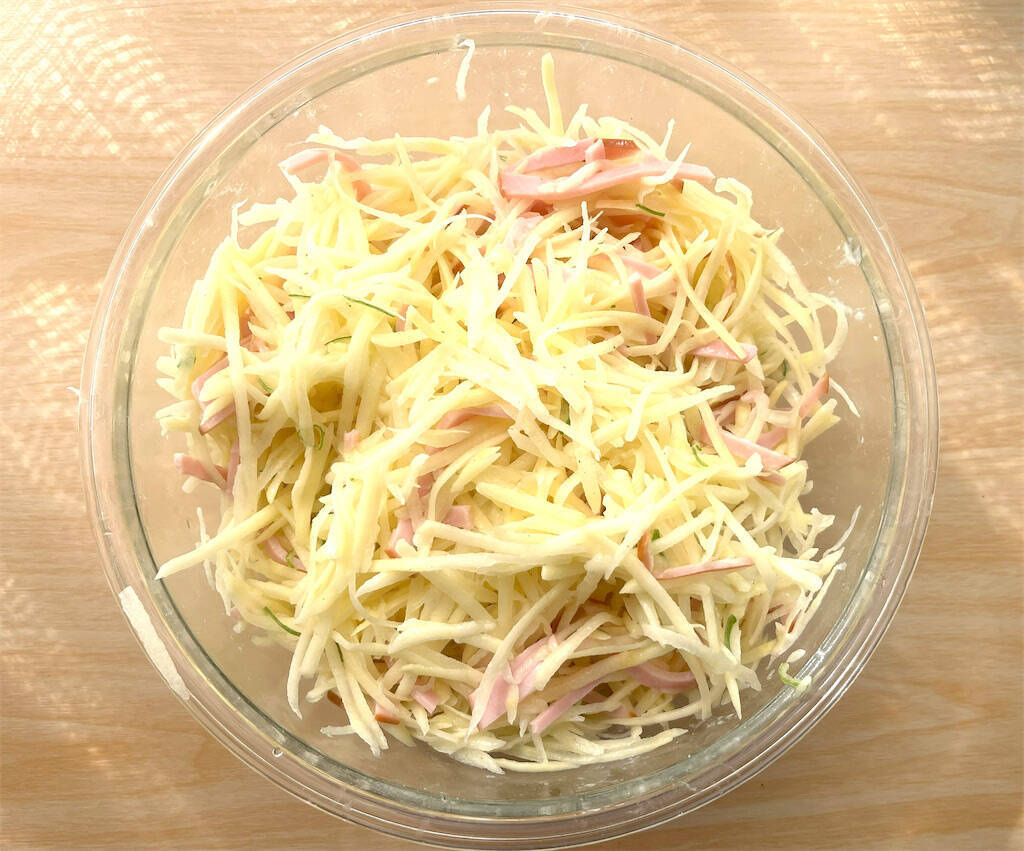 【海外YouTuber】こんがり焼いた細切りじゃがいもに卵黄をポトリ♡ガレット風「ハムとポテトの黄金焼き」に挑戦