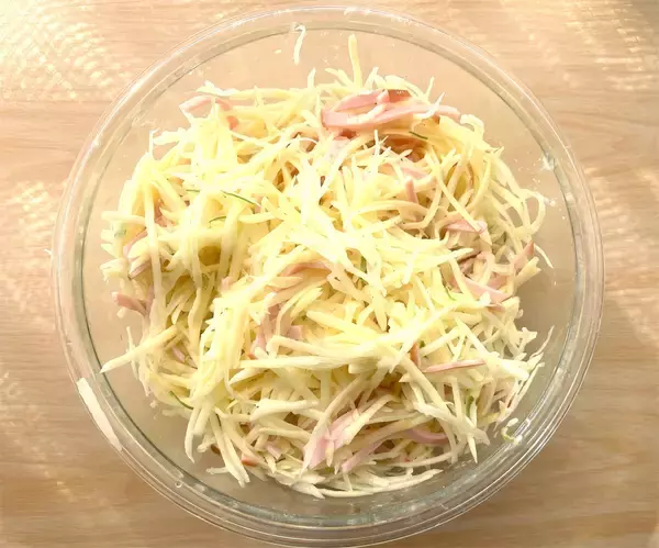 「【海外YouTuber】こんがり焼いた細切りじゃがいもに卵黄をポトリ♡ガレット風「ハムとポテトの黄金焼き」に挑戦」の画像