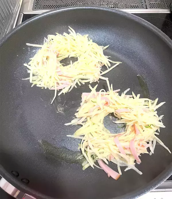 「【海外YouTuber】こんがり焼いた細切りじゃがいもに卵黄をポトリ♡ガレット風「ハムとポテトの黄金焼き」に挑戦」の画像