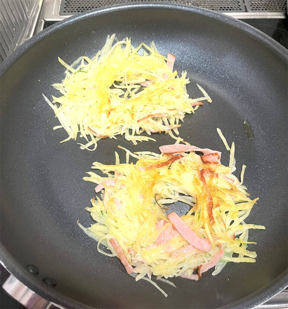 【海外YouTuber】こんがり焼いた細切りじゃがいもに卵黄をポトリ♡ガレット風「ハムとポテトの黄金焼き」に挑戦