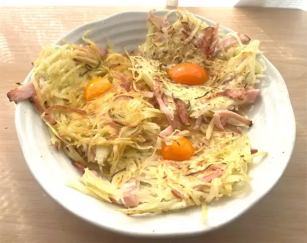 「【海外YouTuber】こんがり焼いた細切りじゃがいもに卵黄をポトリ♡ガレット風「ハムとポテトの黄金焼き」に挑戦」の画像