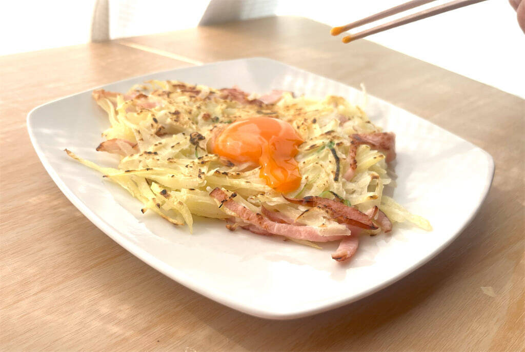 【海外YouTuber】こんがり焼いた細切りじゃがいもに卵黄をポトリ♡ガレット風「ハムとポテトの黄金焼き」に挑戦