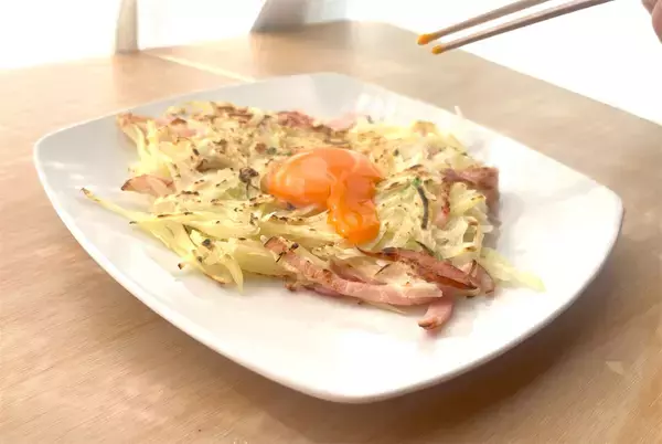 「【海外YouTuber】こんがり焼いた細切りじゃがいもに卵黄をポトリ♡ガレット風「ハムとポテトの黄金焼き」に挑戦」の画像