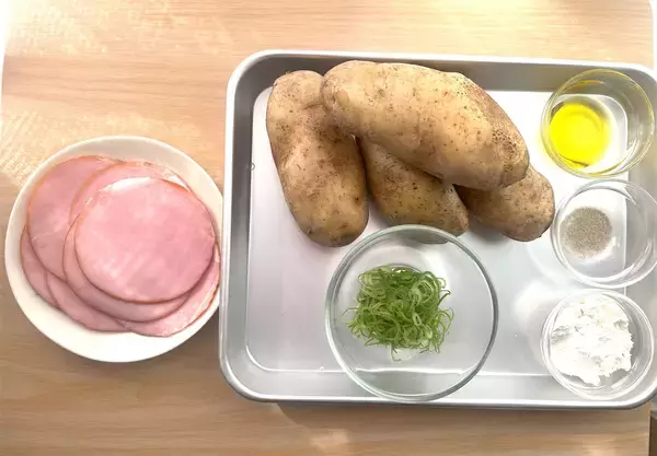 「【海外YouTuber】こんがり焼いた細切りじゃがいもに卵黄をポトリ♡ガレット風「ハムとポテトの黄金焼き」に挑戦」の画像