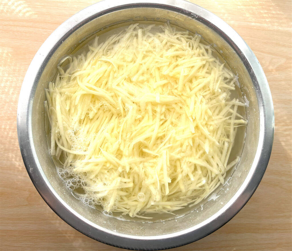 【海外YouTuber】こんがり焼いた細切りじゃがいもに卵黄をポトリ♡ガレット風「ハムとポテトの黄金焼き」に挑戦