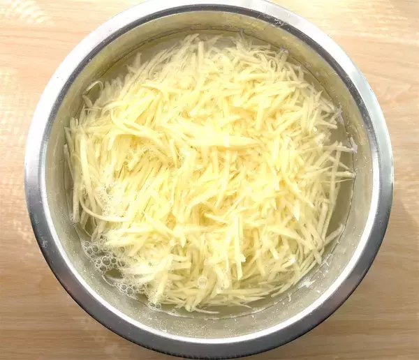 「【海外YouTuber】こんがり焼いた細切りじゃがいもに卵黄をポトリ♡ガレット風「ハムとポテトの黄金焼き」に挑戦」の画像