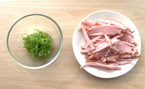 「【海外YouTuber】こんがり焼いた細切りじゃがいもに卵黄をポトリ♡ガレット風「ハムとポテトの黄金焼き」に挑戦」の画像
