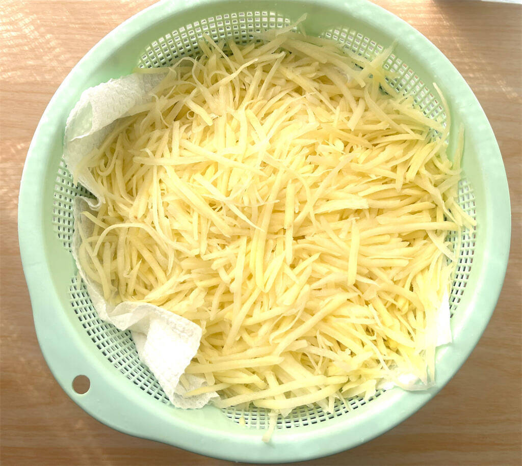 【海外YouTuber】こんがり焼いた細切りじゃがいもに卵黄をポトリ♡ガレット風「ハムとポテトの黄金焼き」に挑戦
