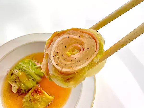 「【食材2つ】ロールキャベツを「白菜」で作ってみた！ひき肉も使わずベーコンで!?炒め煮で香り優勝♪【農家直伝】」の画像