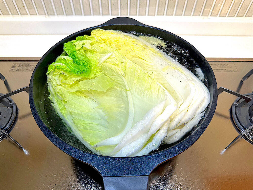 【食材2つ】ロールキャベツを「白菜」で作ってみた！ひき肉も使わずベーコンで!?炒め煮で香り優勝♪【農家直伝】