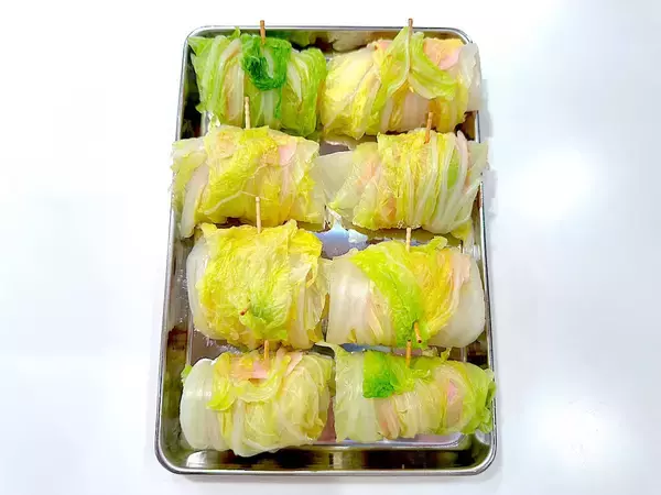 「【食材2つ】ロールキャベツを「白菜」で作ってみた！ひき肉も使わずベーコンで!?炒め煮で香り優勝♪【農家直伝】」の画像