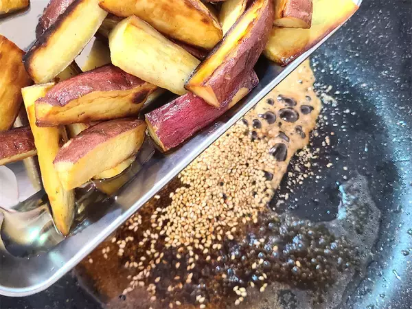 「【シェフ三國のシン・大学芋】見た目は普通…え、ココナッツオイルで!?じっくり火入れで香りも味も甘～い」の画像