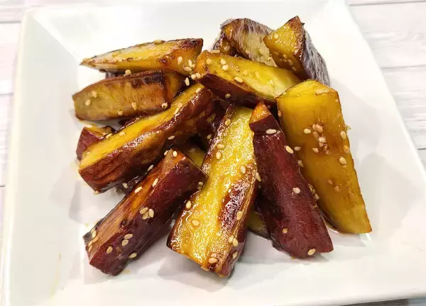 「【シェフ三國のシン・大学芋】見た目は普通…え、ココナッツオイルで!?じっくり火入れで香りも味も甘～い」の画像