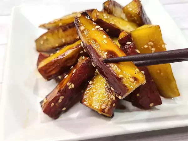 「【シェフ三國のシン・大学芋】見た目は普通…え、ココナッツオイルで!?じっくり火入れで香りも味も甘～い」の画像