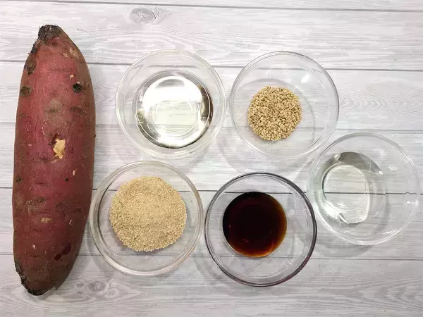 「【シェフ三國のシン・大学芋】見た目は普通…え、ココナッツオイルで!?じっくり火入れで香りも味も甘～い」の画像