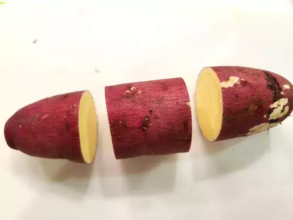 「【シェフ三國のシン・大学芋】見た目は普通…え、ココナッツオイルで!?じっくり火入れで香りも味も甘～い」の画像