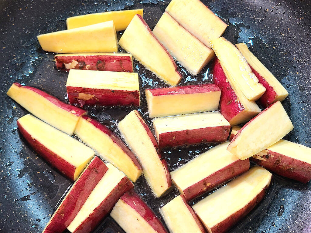 【シェフ三國のシン・大学芋】見た目は普通…え、ココナッツオイルで!?じっくり火入れで香りも味も甘～い