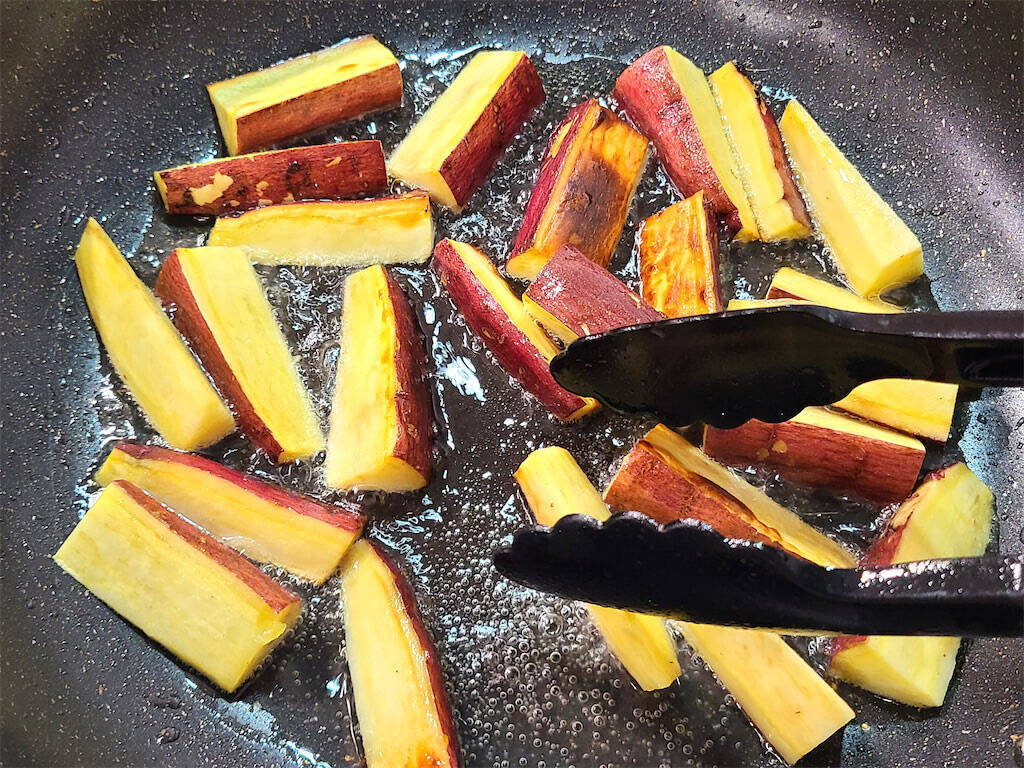 【シェフ三國のシン・大学芋】見た目は普通…え、ココナッツオイルで!?じっくり火入れで香りも味も甘～い