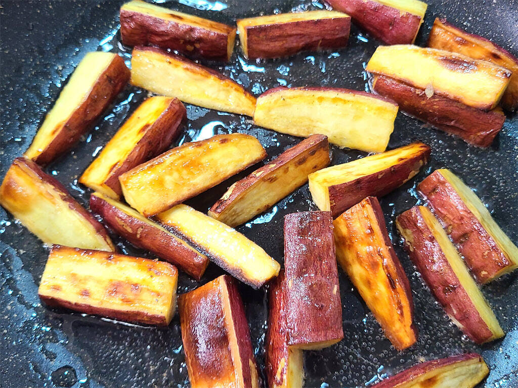 【シェフ三國のシン・大学芋】見た目は普通…え、ココナッツオイルで!?じっくり火入れで香りも味も甘～い