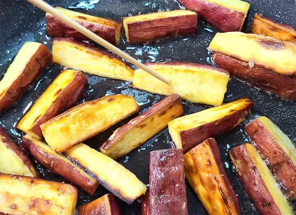 「【シェフ三國のシン・大学芋】見た目は普通…え、ココナッツオイルで!?じっくり火入れで香りも味も甘～い」の画像